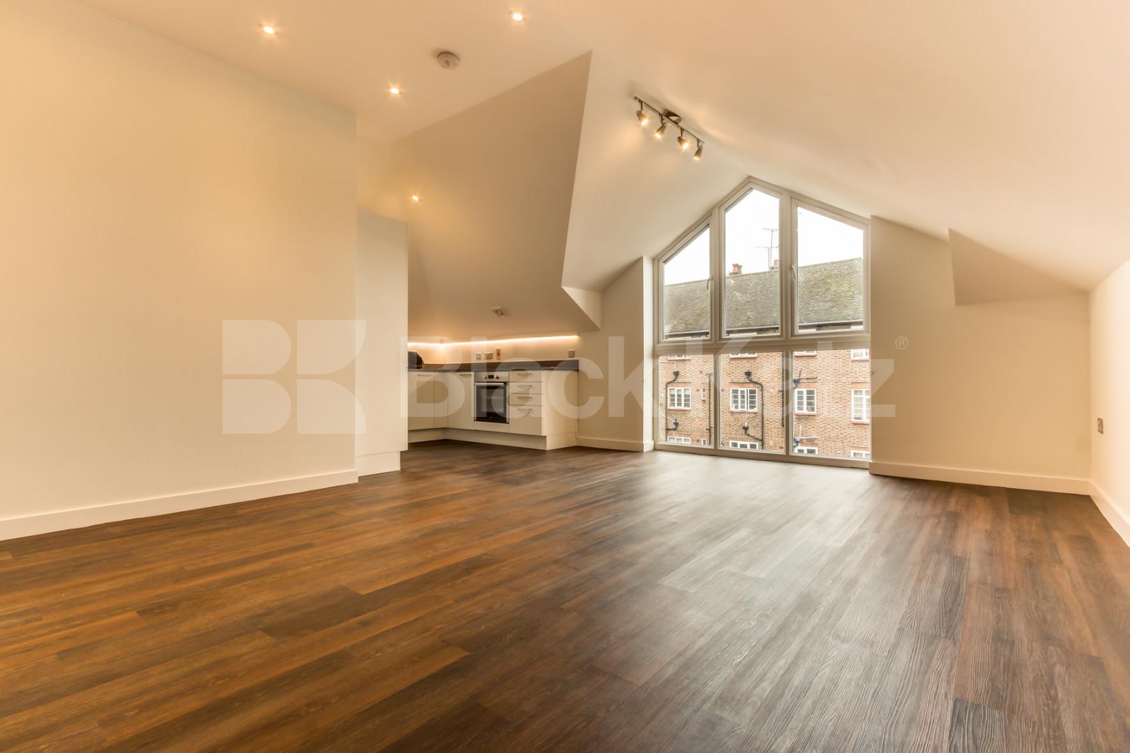 			Stunning Top Floor Property !, 2 Bedroom, 1 bath, 1 reception Apartment			 Forest Walk, Muswell Hill